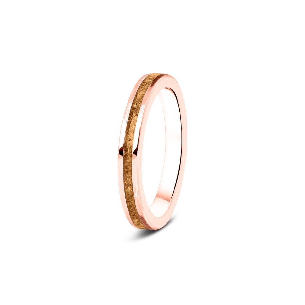 Gedenksieraad, ring 3 mm rondom zichtbaar gevuld met as of haar. Het vullen en sealen met onze speciale hars wordt in onze ambachtelijke edelsmederij gedaan. Gold