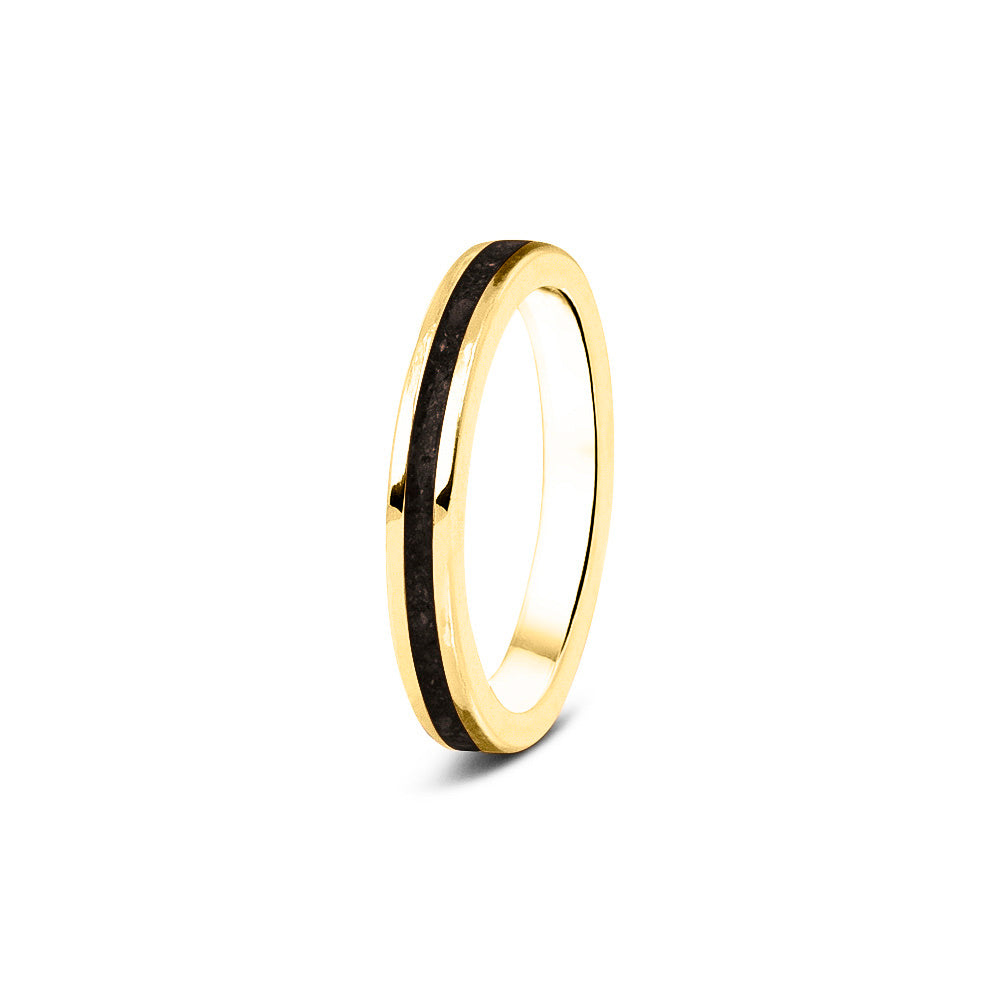 Gedenksieraad, ring 3 mm rondom zichtbaar gevuld met as of haar. Het vullen en sealen met onze speciale hars wordt in onze ambachtelijke edelsmederij gedaan. Black