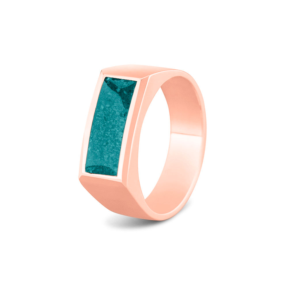 Ring als gedenksieraad  8 mm breed met een rechthoekige bovenzijde waar as of haar  in verwerkt wordt.  Aqua