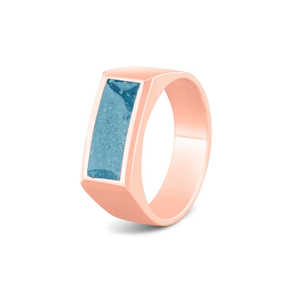 Ring als gedenksieraad  8 mm breed met een rechthoekige bovenzijde waar as of haar  in verwerkt wordt. Baby