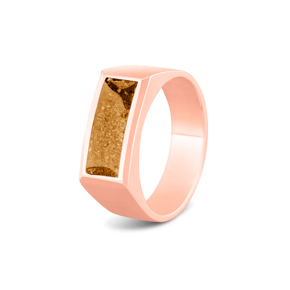Ring als gedenksieraad  8 mm breed met een rechthoekige bovenzijde waar as of haar  in verwerkt wordt. Gold
