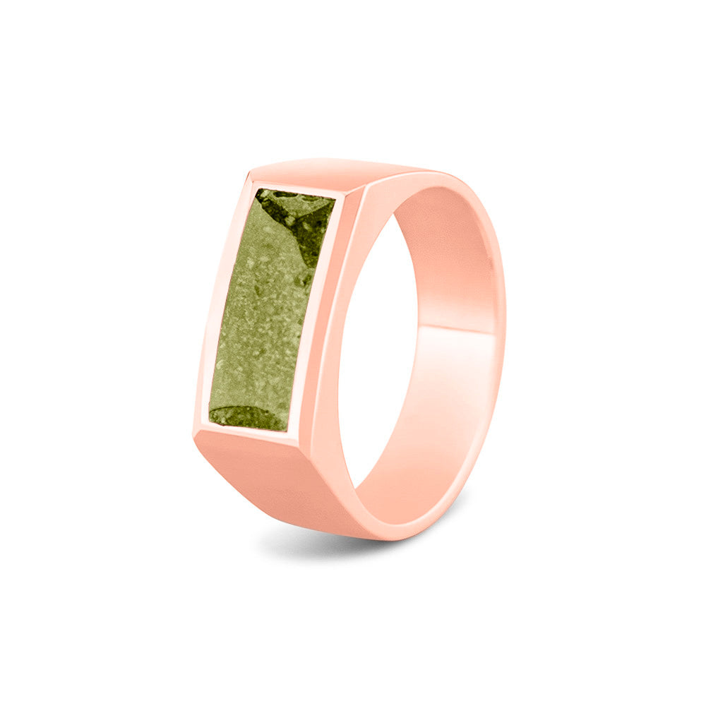 Ring als gedenksieraad  8 mm breed met een rechthoekige bovenzijde waar as of haar  in verwerkt wordt.  Olive