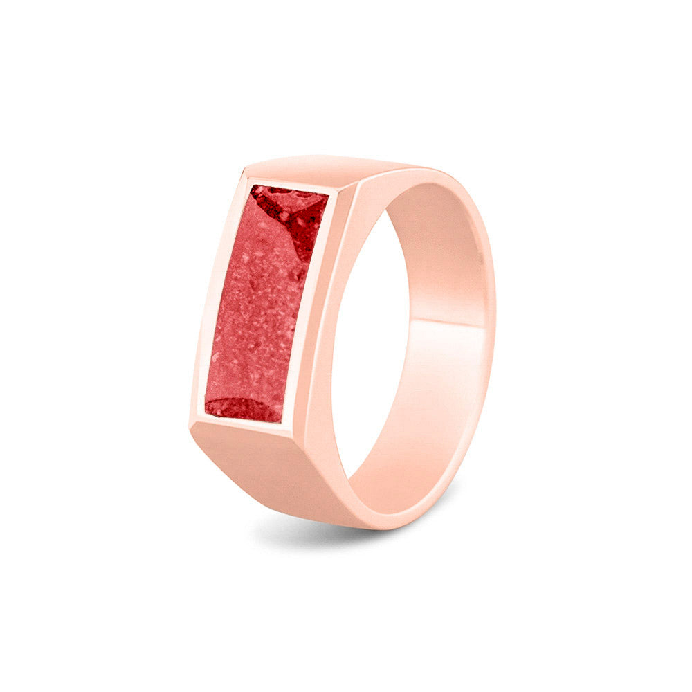 Ring als gedenksieraad  8 mm breed met een rechthoekige bovenzijde waar as of haar  in verwerkt wordt.  Red