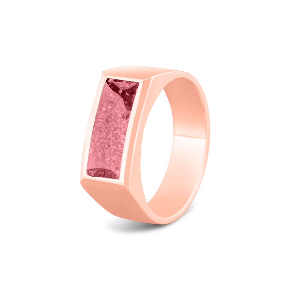 Ring als gedenksieraad  8 mm breed met een rechthoekige bovenzijde waar as of haar  in verwerkt wordt. Soft
