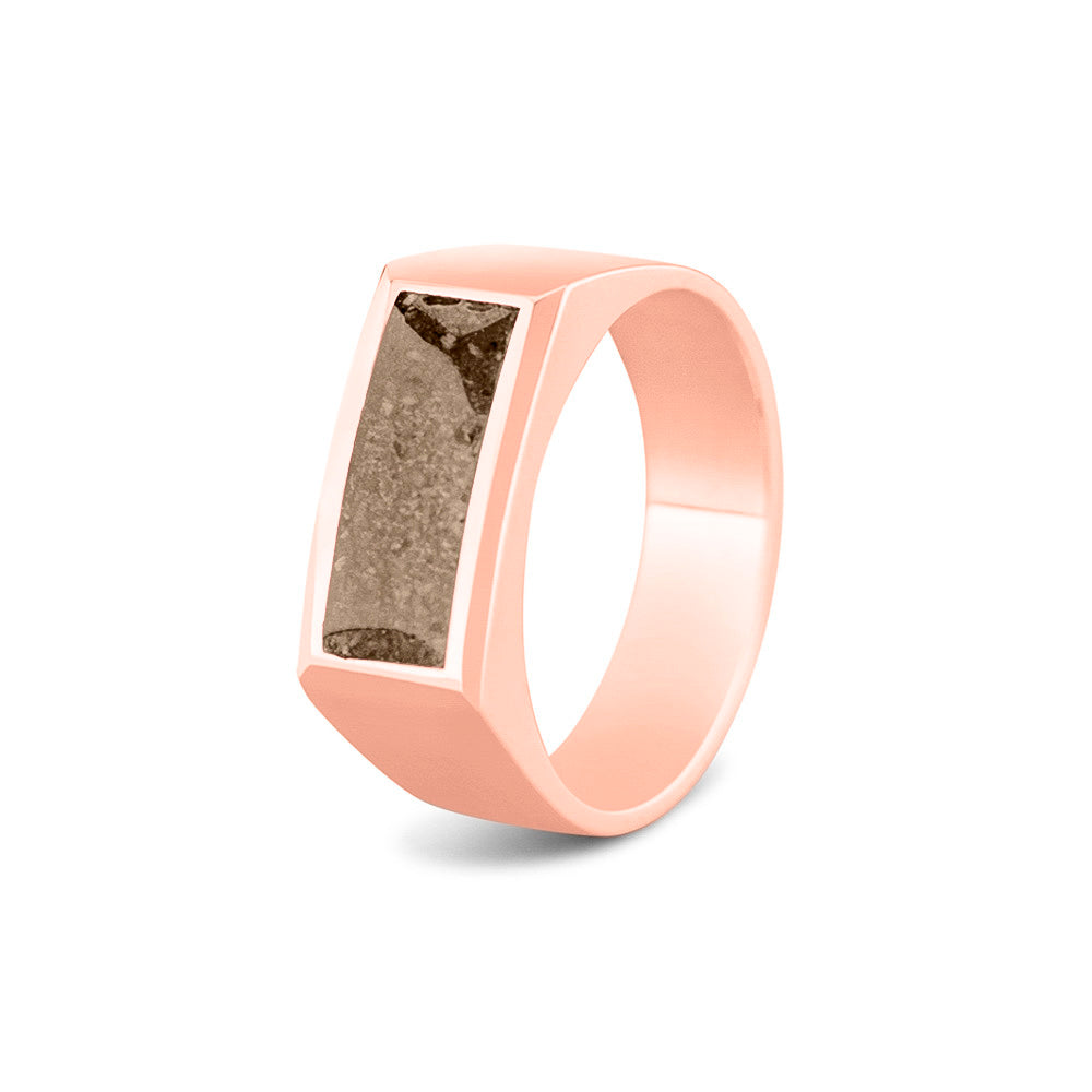 Ring als gedenksieraad  8 mm breed met een rechthoekige bovenzijde waar as of haar  in verwerkt wordt. Transparent