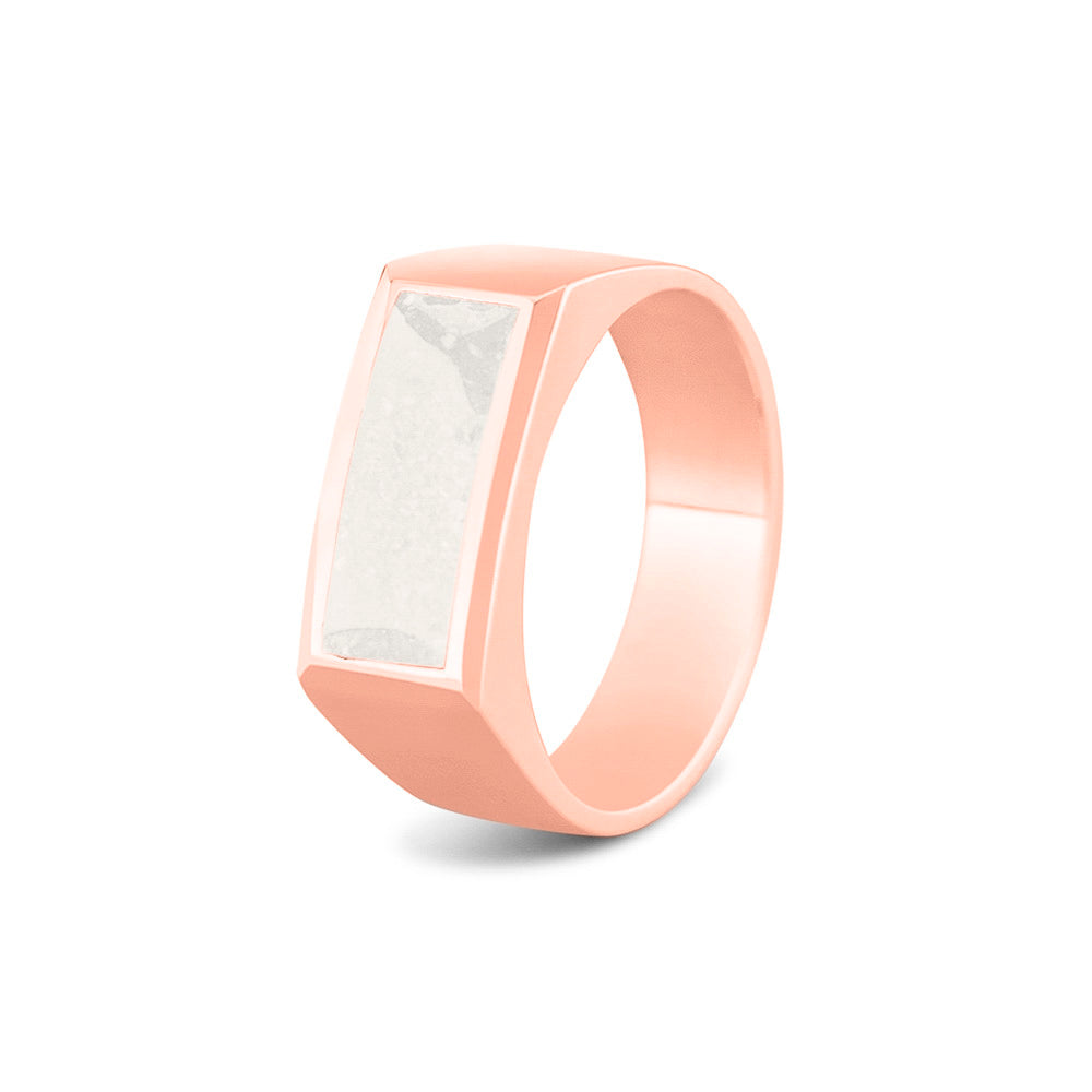 Ring als gedenksieraad  8 mm breed met een rechthoekige bovenzijde waar as of haar  in verwerkt wordt. White
