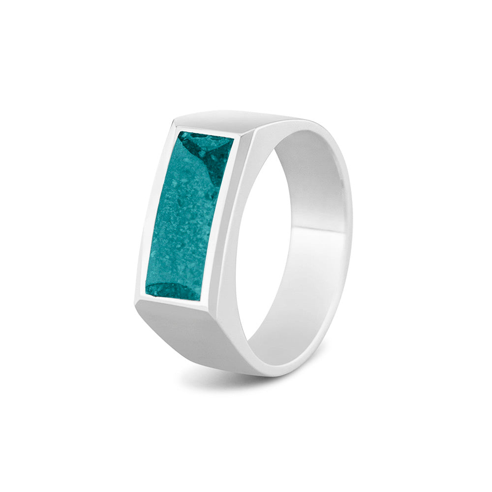 Ring als gedenksieraad  8 mm breed met een rechthoekige bovenzijde waar as of haar  in verwerkt wordt.  Aqua