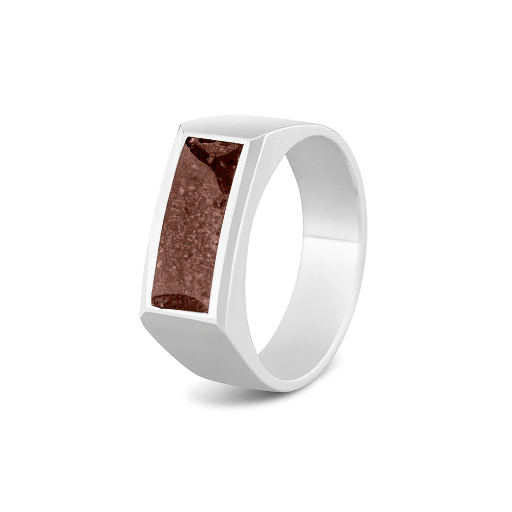 Ring als gedenksieraad  8 mm breed met een rechthoekige bovenzijde waar as of haar  in verwerkt wordt. Brown