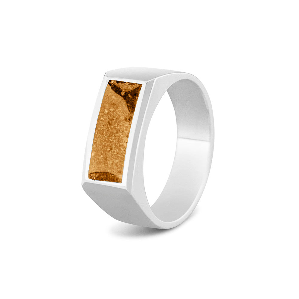 Ring als gedenksieraad  8 mm breed met een rechthoekige bovenzijde waar as of haar  in verwerkt wordt. Gold