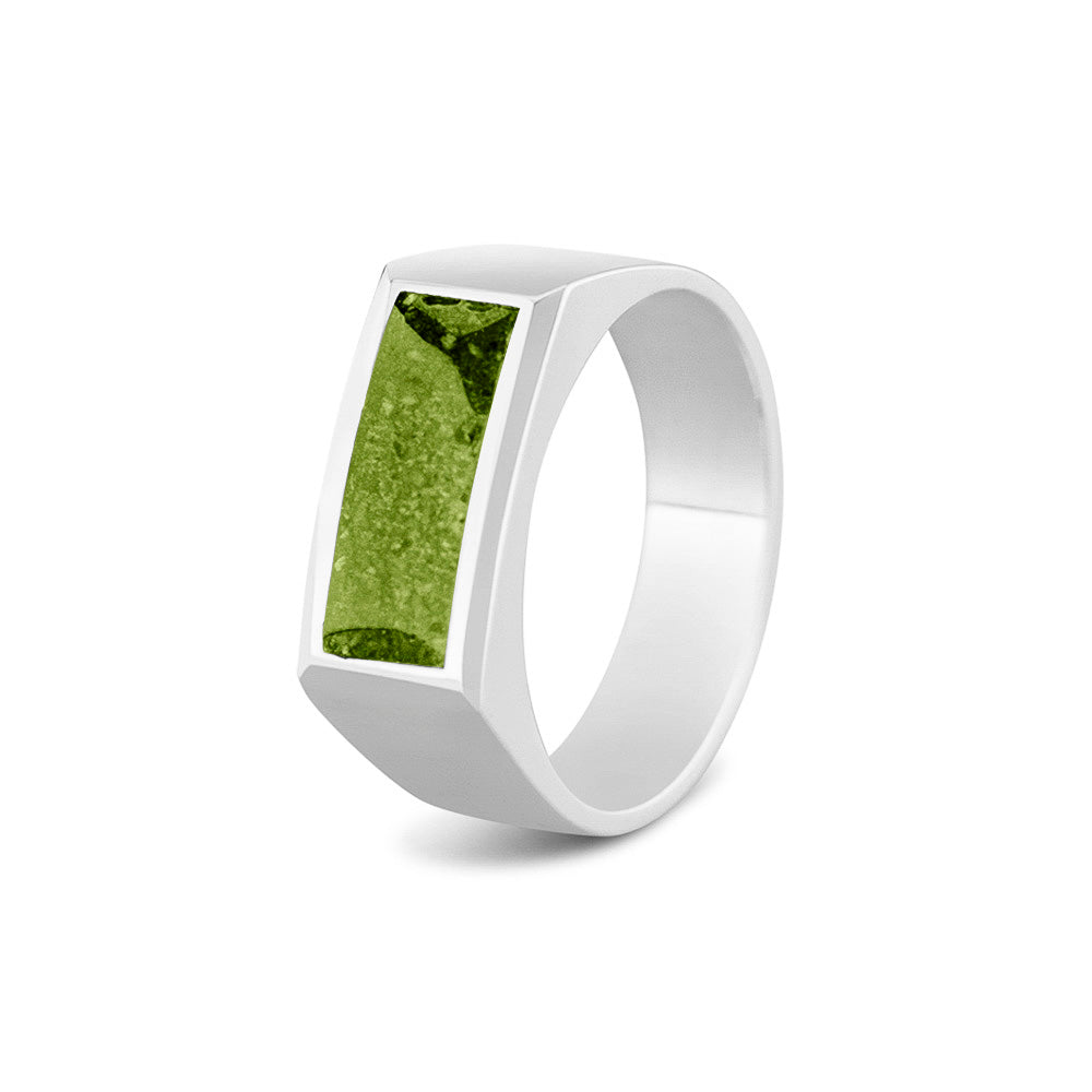 Ring als gedenksieraad  8 mm breed met een rechthoekige bovenzijde waar as of haar  in verwerkt wordt. Green