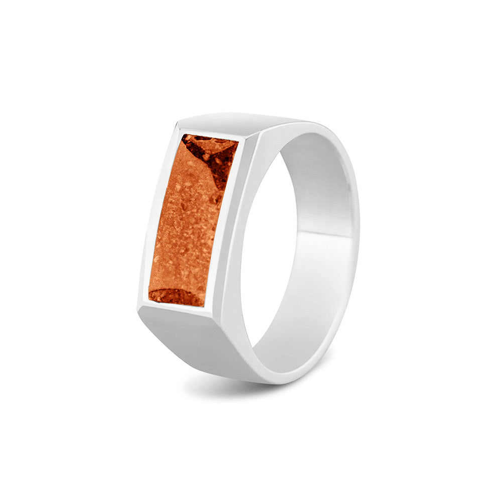 Ring als gedenksieraad  8 mm breed met een rechthoekige bovenzijde waar as of haar  in verwerkt wordt.  Orange