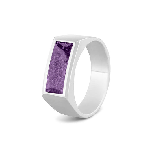 Ring als gedenksieraad  8 mm breed met een rechthoekige bovenzijde waar as of haar  in verwerkt wordt. Purple