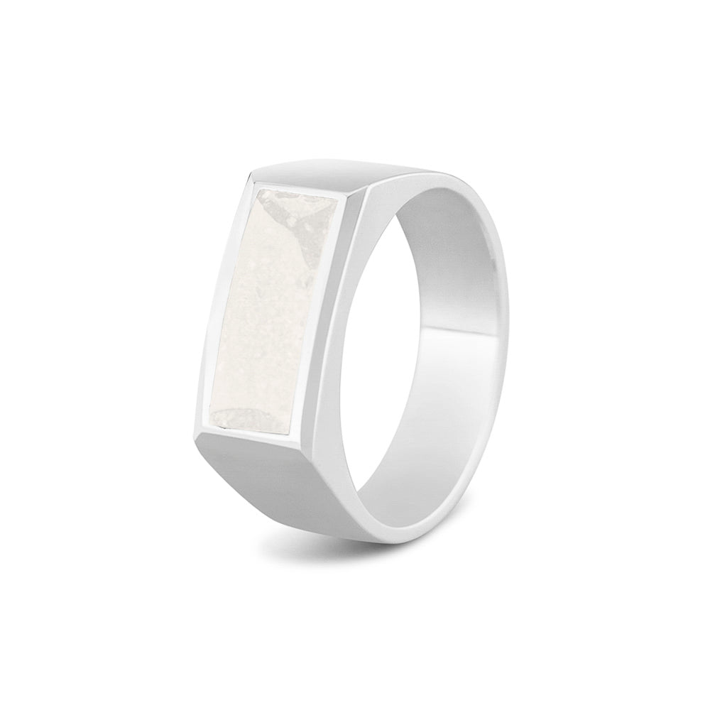 Ring als gedenksieraad  8 mm breed met een rechthoekige bovenzijde waar as of haar  in verwerkt wordt. White