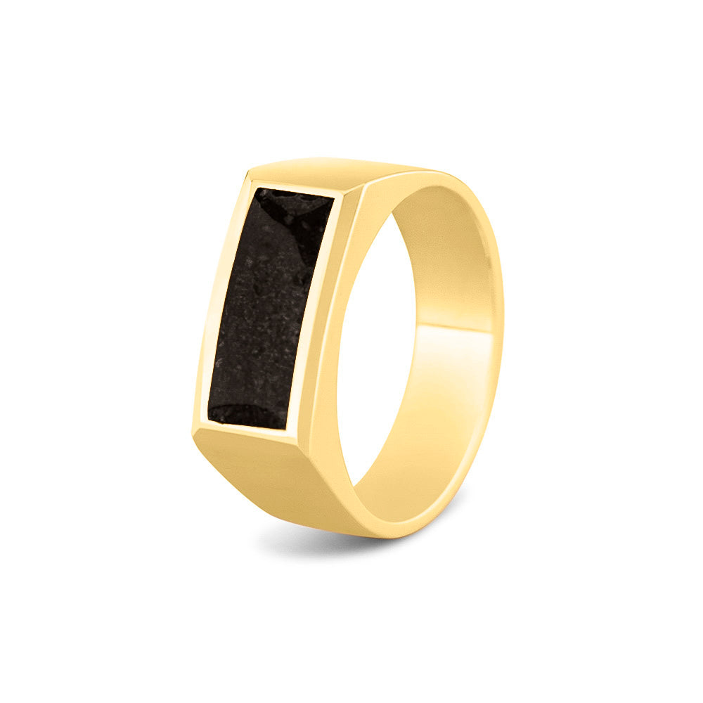 Ring als gedenksieraad  8 mm breed met een rechthoekige bovenzijde waar as of haar  in verwerkt wordt. Black