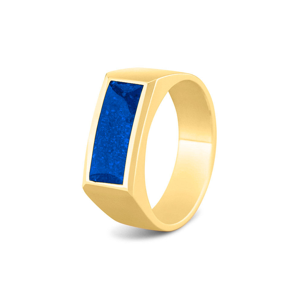 Ring als gedenksieraad  8 mm breed met een rechthoekige bovenzijde waar as of haar  in verwerkt wordt. Blue 