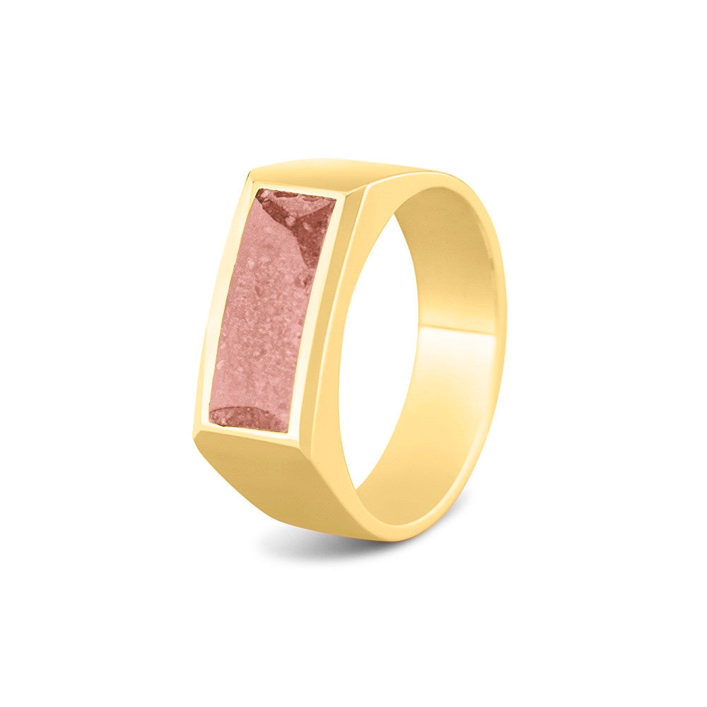 Ring als gedenksieraad  8 mm breed met een rechthoekige bovenzijde waar as of haar  in verwerkt wordt.  Blush
