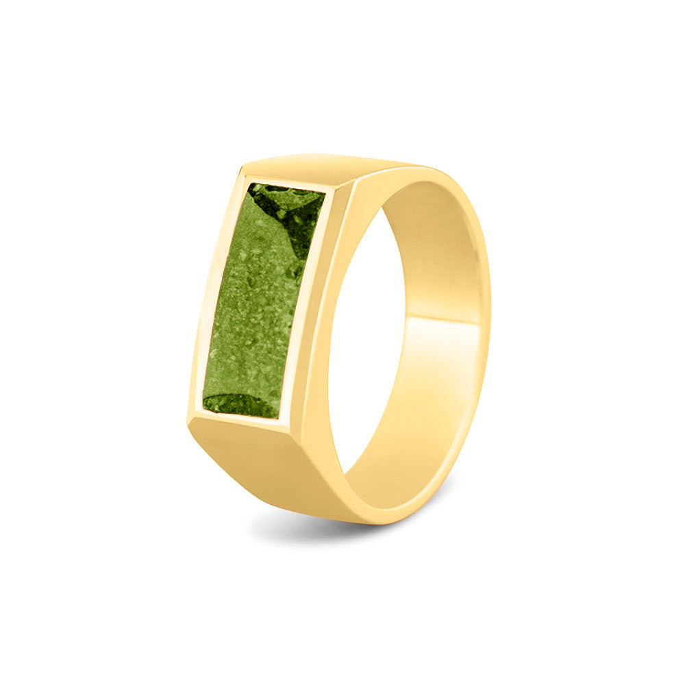 Ring als gedenksieraad  8 mm breed met een rechthoekige bovenzijde waar as of haar  in verwerkt wordt. Green