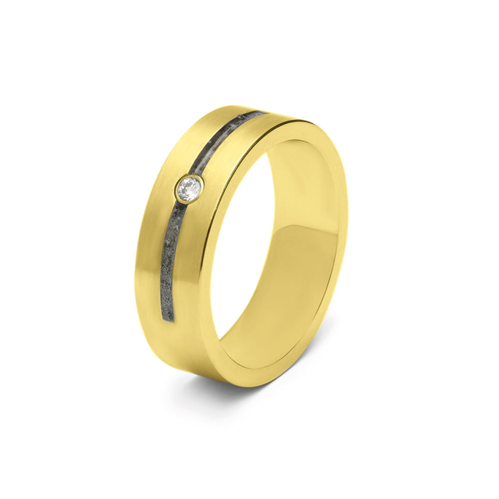Ring als gedenksieraad 6 mm breed met één langwerpige streep, onderbroken door een zirkonia of diamant naar keuze, waardoor er twee compartimenten ontstaan, waar as of haar  in verwerkt wordt