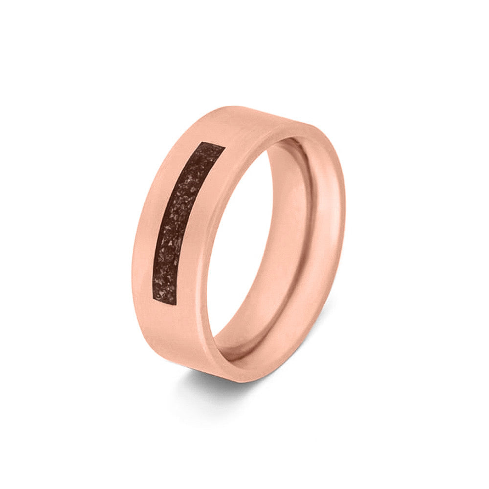 Ring als gedenksieraad 8 mm breed waar de ruimte aan de bovenzijde met as of haar verwerkt wordt.Brown