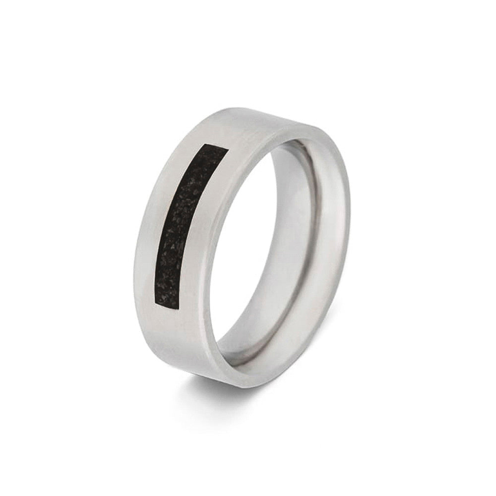 Ring als gedenksieraad 8 mm breed waar de ruimte aan de bovenzijde met as of haar verwerkt wordt. Black
