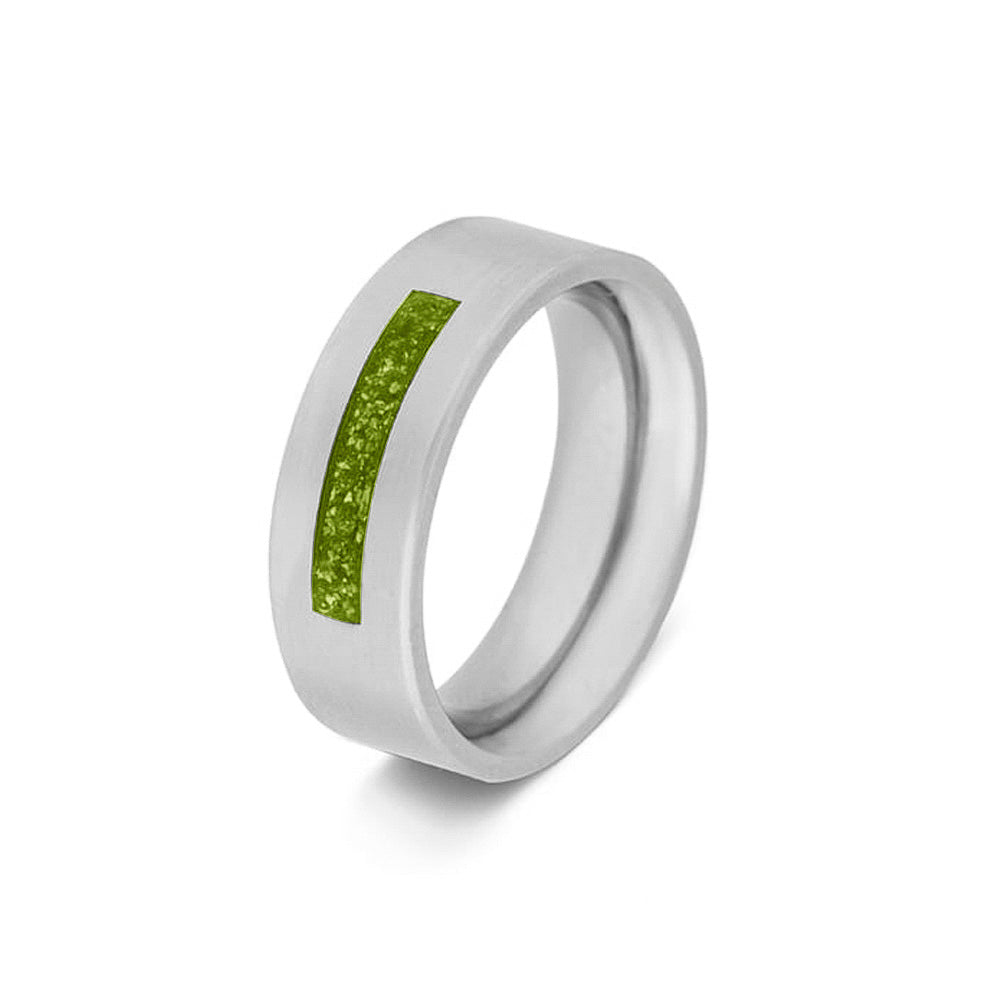 Ring als gedenksieraad 8 mm breed waar de ruimte aan de bovenzijde met as of haar verwerkt wordt.Green