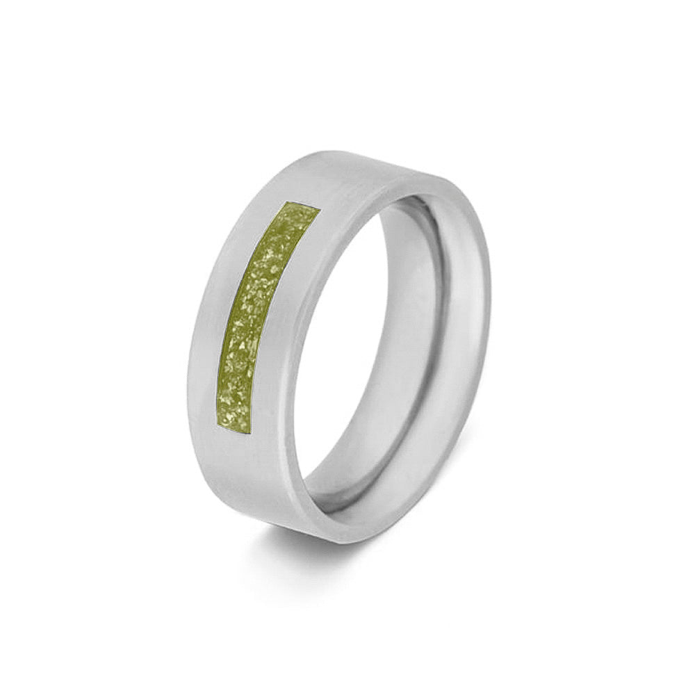 Ring als gedenksieraad 8 mm breed waar de ruimte aan de bovenzijde met as of haar verwerkt wordt.Olive
