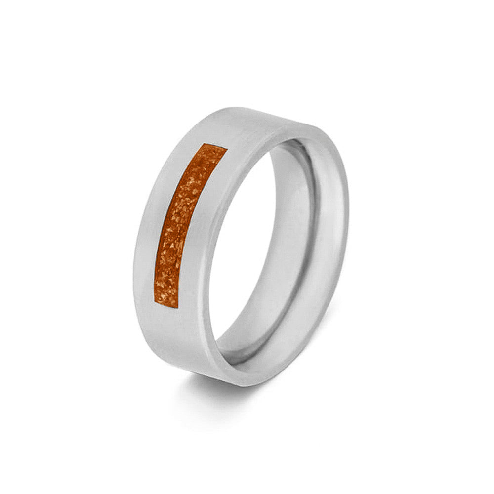 Ring als gedenksieraad 8 mm breed waar de ruimte aan de bovenzijde met as of haar verwerkt wordt.Orange