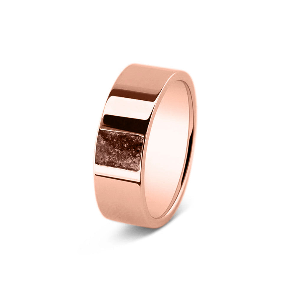Ring als gedenksieraad 8 mm breed, glans afwerking met een rechthoekig vlak aan de voorzijde, waar as of haar  in verwerkt wordt. Brown