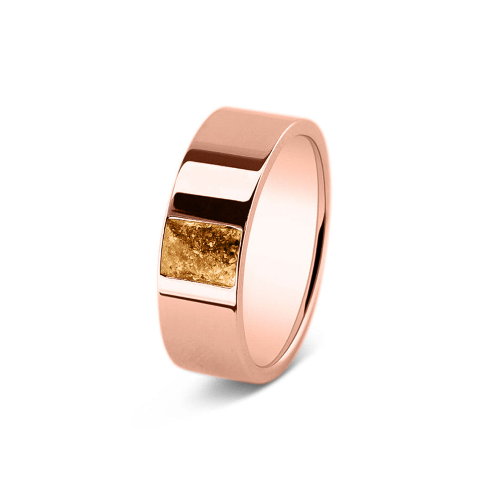 Ring als gedenksieraad 8 mm breed, glans afwerking met een rechthoekig vlak aan de voorzijde, waar as of haar  in verwerkt wordt. Gold