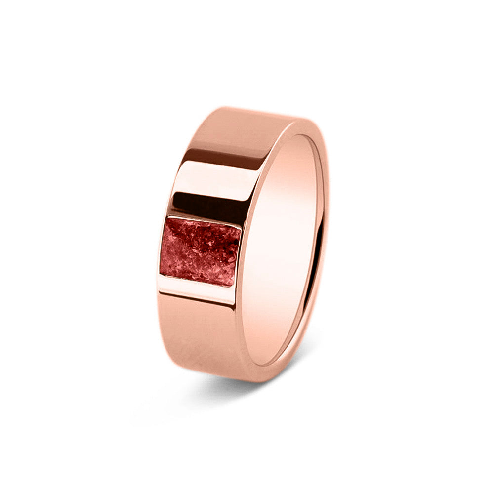 Ring als gedenksieraad 8 mm breed, glans afwerking met een rechthoekig vlak aan de voorzijde, waar as of haar  in verwerkt wordt. Red