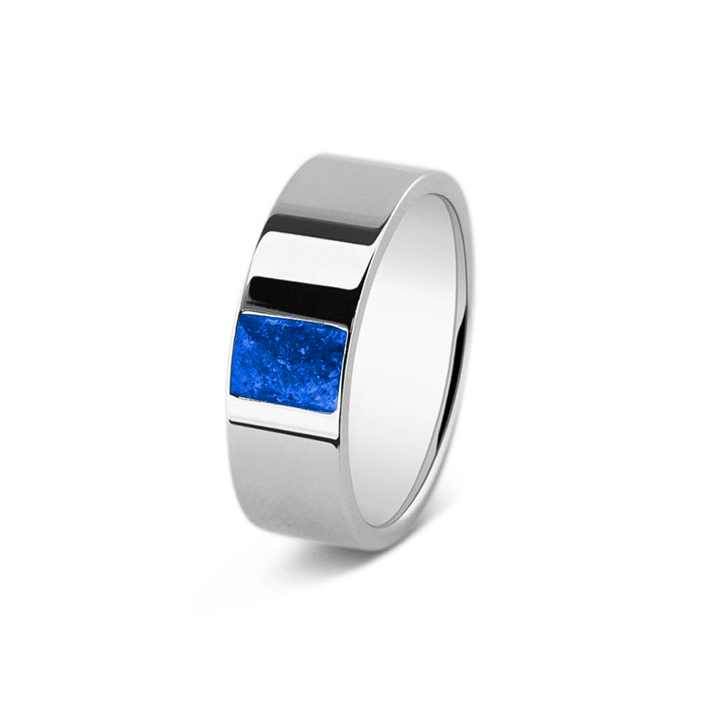 Ring als gedenksieraad 8 mm breed, glans afwerking met een rechthoekig vlak aan de voorzijde, waar as of haar  in verwerkt wordt. Blue