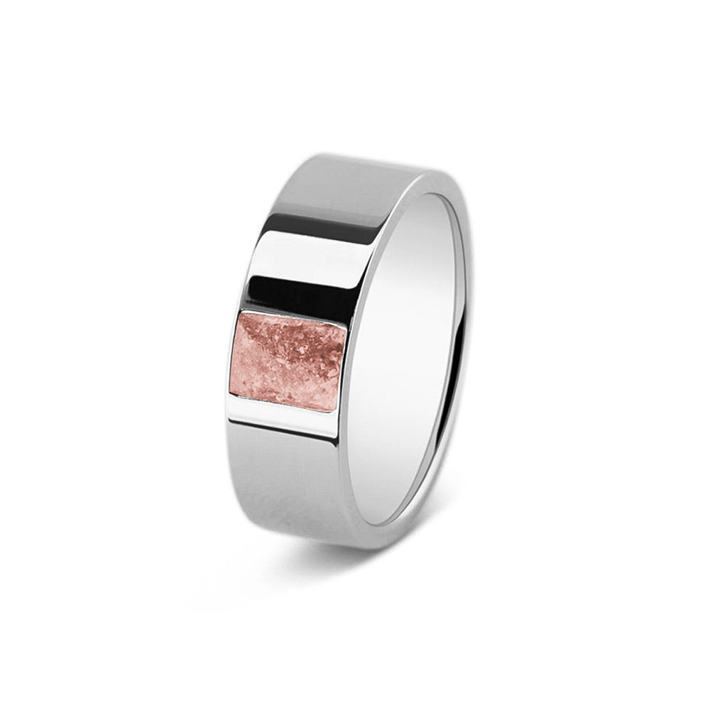 Ring als gedenksieraad 8 mm breed, glans afwerking met een rechthoekig vlak aan de voorzijde, waar as of haar  in verwerkt wordt. Blush