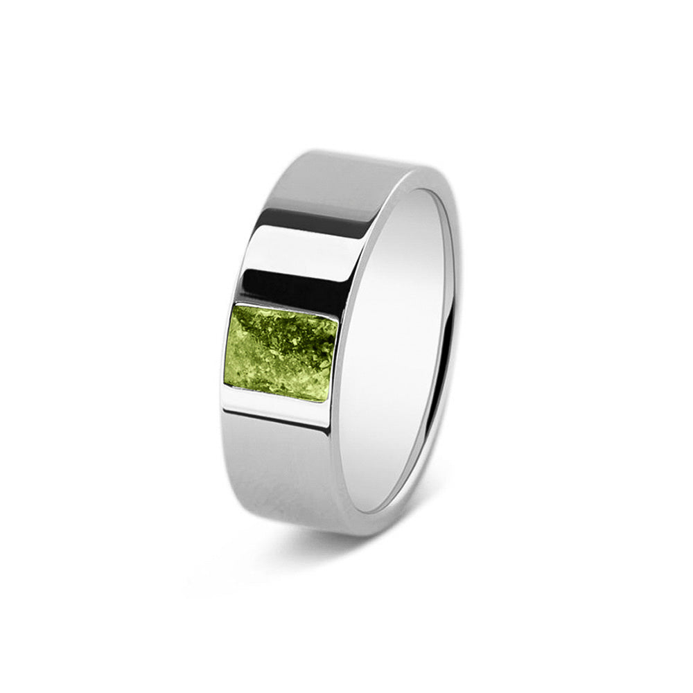 Ring als gedenksieraad 8 mm breed, glans afwerking met een rechthoekig vlak aan de voorzijde, waar as of haar  in verwerkt wordt. Green