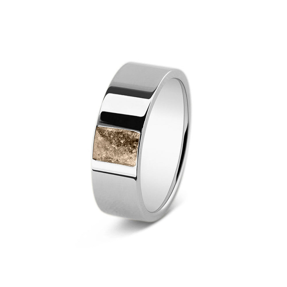 Ring als gedenksieraad 8 mm breed, glans afwerking met een rechthoekig vlak aan de voorzijde, waar as of haar  in verwerkt wordt. Transparent