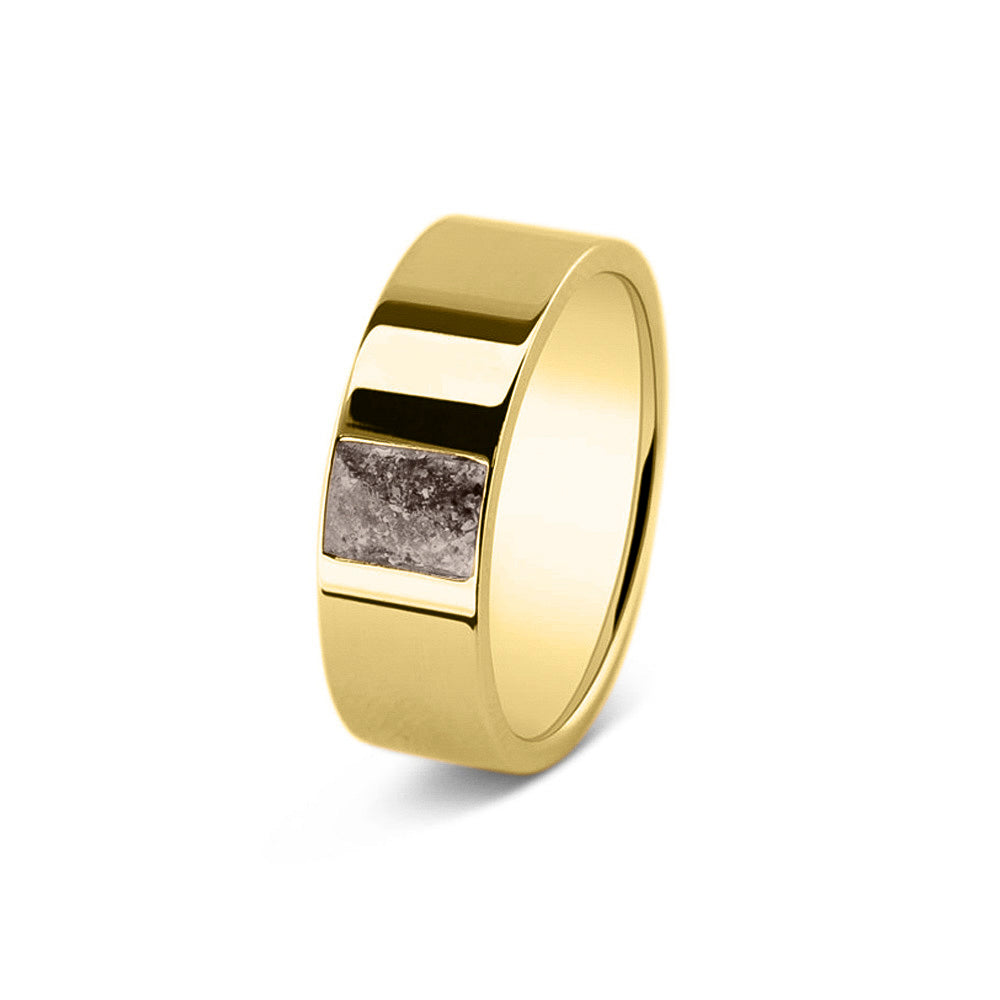 Ring als gedenksieraad 8 mm breed, glans afwerking met een rechthoekig vlak aan de voorzijde, waar as of haar  in verwerkt wordt. Silver