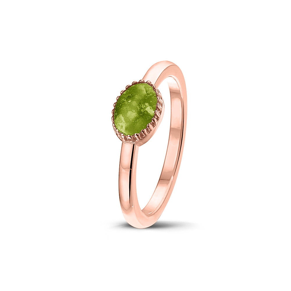 Afmeting ovaal: 8x6 mm, Ringband: 1.5 mm. Gedenksieraad, ring met een hartje er boven op , waar zichtbaar as of haar  in verwerkt wordt. Green