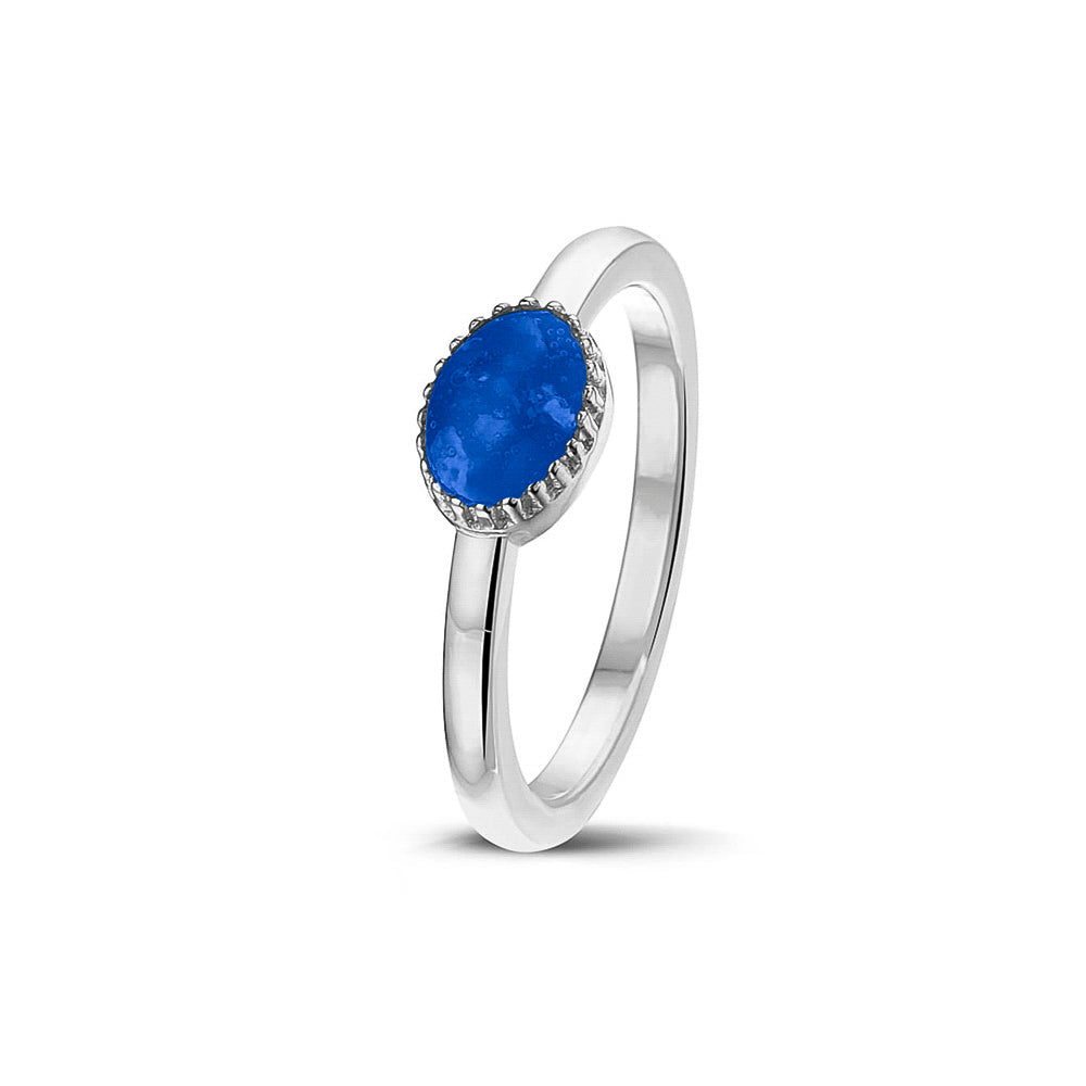 Afmeting ovaal: 8x6 mm, Ringband: 1.5 mm. Gedenksieraad, ring met een hartje er boven op , waar zichtbaar as of haar  in verwerkt wordt. Blue