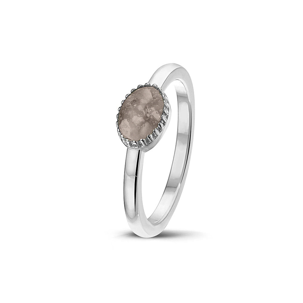Afmeting ovaal: 8x6 mm, Ringband: 1.5 mm. Gedenksieraad, ring met een hartje er boven op , waar zichtbaar as of haar  in verwerkt wordt. Silver