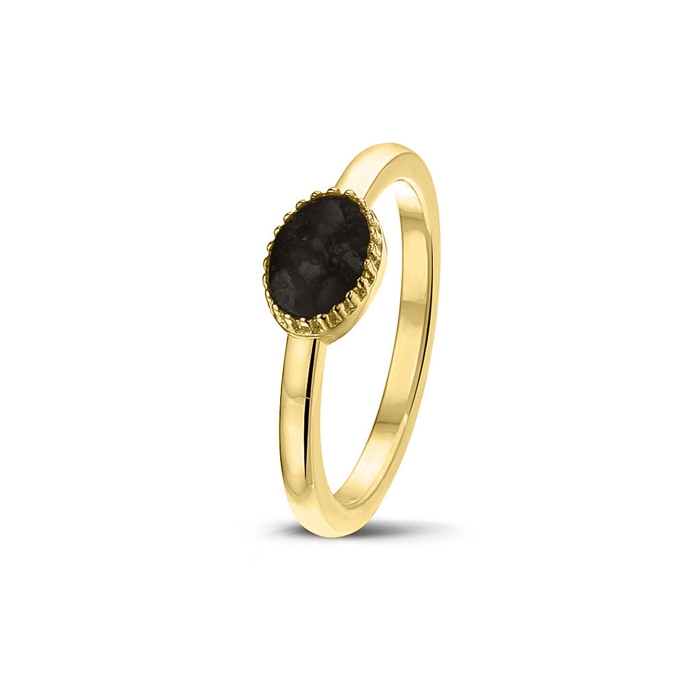 Afmeting ovaal: 8x6 mm, Ringband: 1.5 mm. Gedenksieraad, ring met een hartje er boven op , waar zichtbaar as of haar  in verwerkt wordt. Black