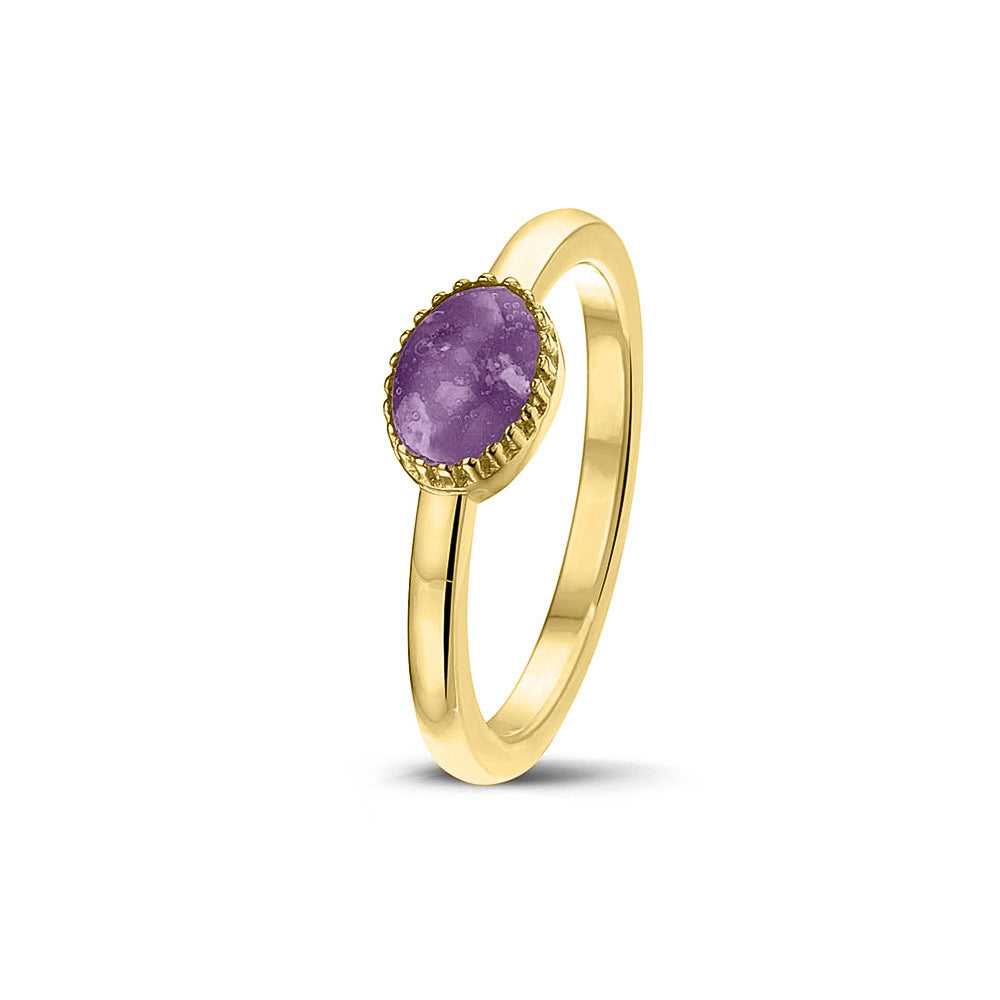 Afmeting ovaal: 8x6 mm, Ringband: 1.5 mm. Gedenksieraad, ring met een hartje er boven op , waar zichtbaar as of haar  in verwerkt wordt. Purple