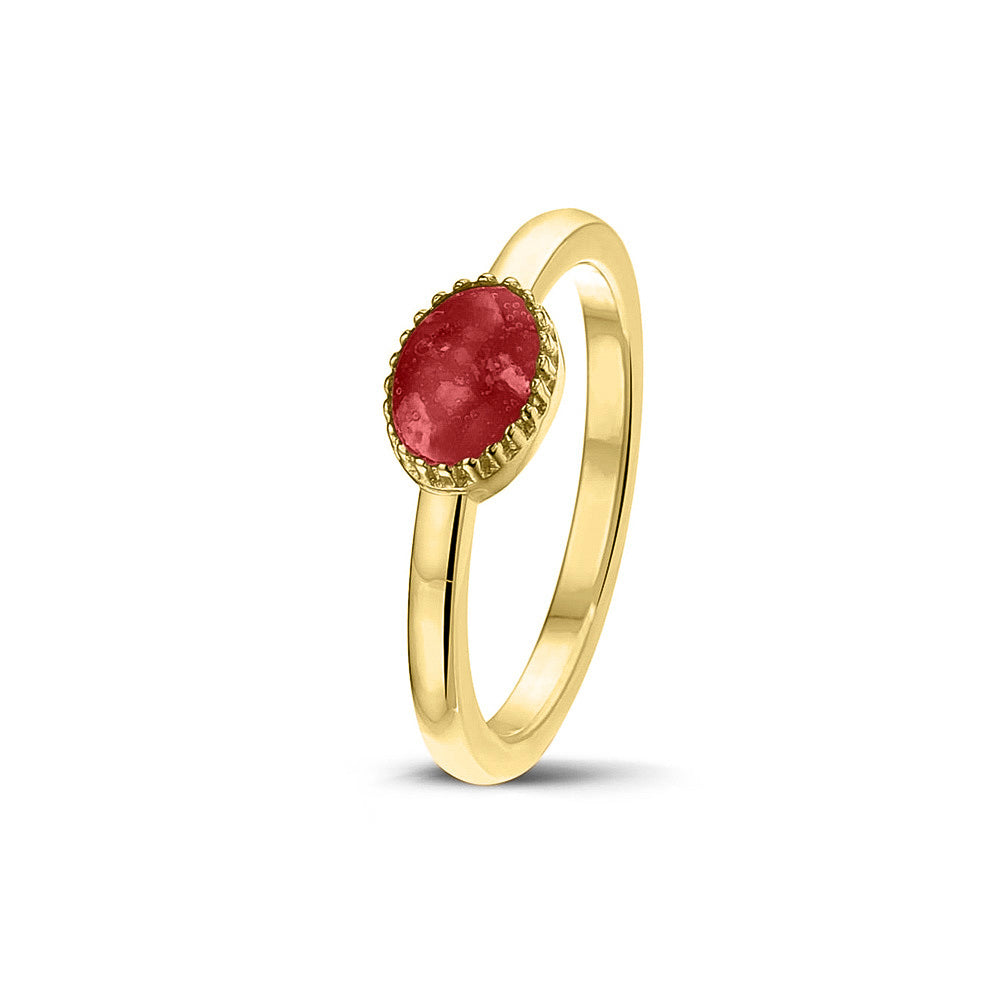 Afmeting ovaal: 8x6 mm, Ringband: 1.5 mm. Gedenksieraad, ring met een hartje er boven op , waar zichtbaar as of haar  in verwerkt wordt. Red