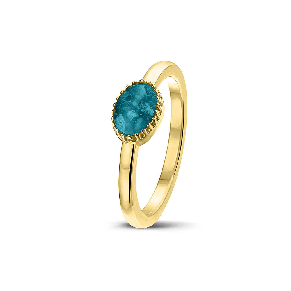 Afmeting ovaal: 8x6 mm, Ringband: 1.5 mm. Gedenksieraad, ring met een hartje er boven op , waar zichtbaar as of haar  in verwerkt wordt. Turquoise