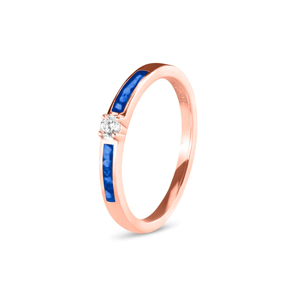 Gedenksieraad, ring 3 mm met (zirkonia of diamant), geflankeerd door twee compartimenten waar zichtbaar as of haar  in verwerkt wordt. Blue
