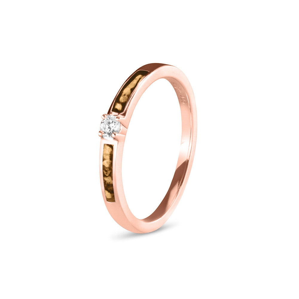 Gedenksieraad, ring 3 mm met (zirkonia of diamant), geflankeerd door twee compartimenten waar zichtbaar as of haar  in verwerkt wordt. Gold