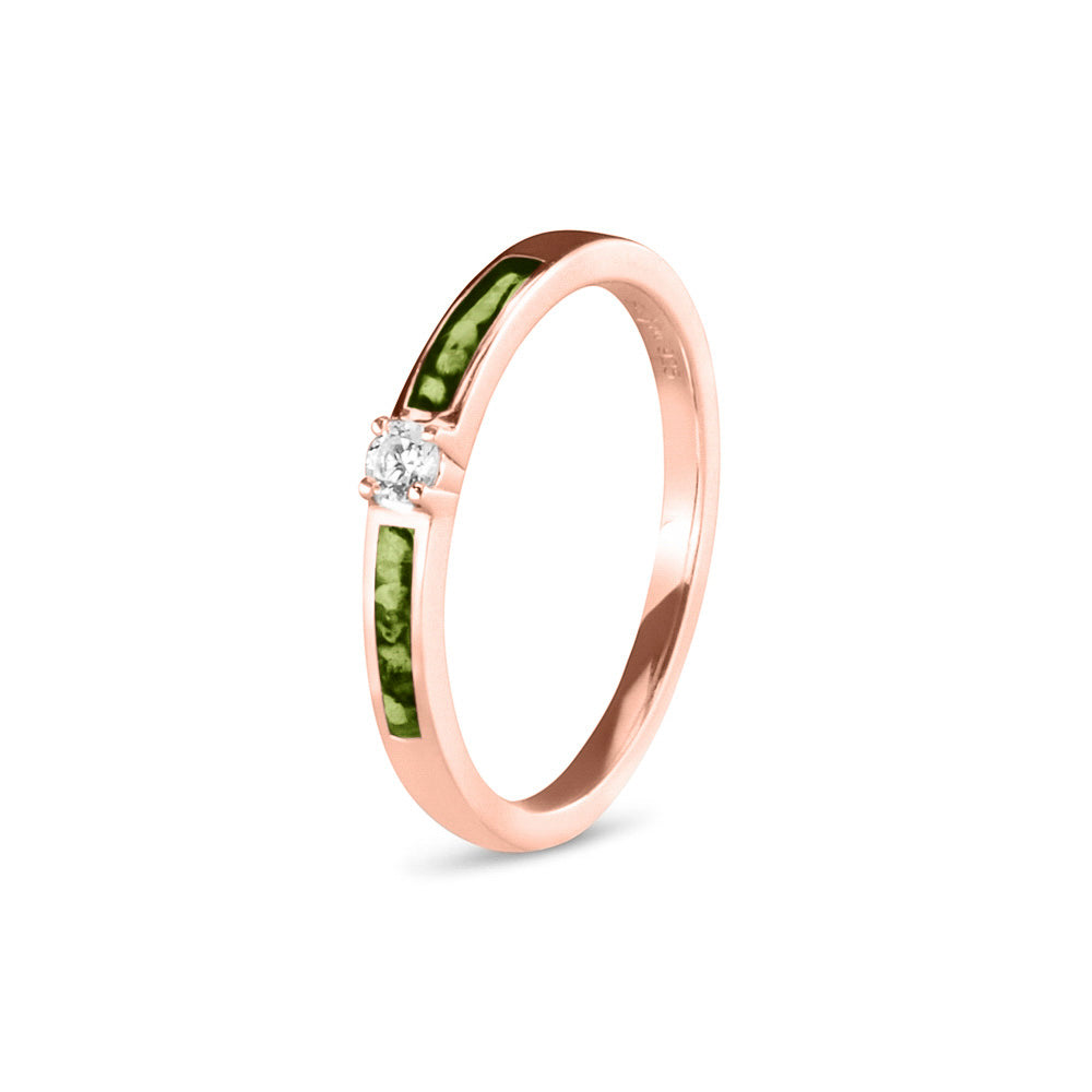 Gedenksieraad, ring 3 mm met (zirkonia of diamant), geflankeerd door twee compartimenten waar zichtbaar as of haar  in verwerkt wordt. Green