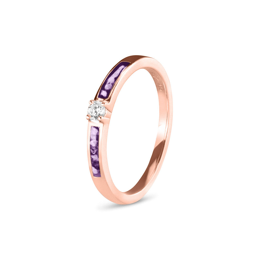 Gedenksieraad, ring 3 mm met (zirkonia of diamant), geflankeerd door twee compartimenten waar zichtbaar as of haar  in verwerkt wordt. Purple