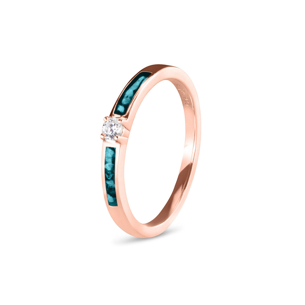 Gedenksieraad, ring 3 mm met (zirkonia of diamant), geflankeerd door twee compartimenten waar zichtbaar as of haar  in verwerkt wordt. Turquoise