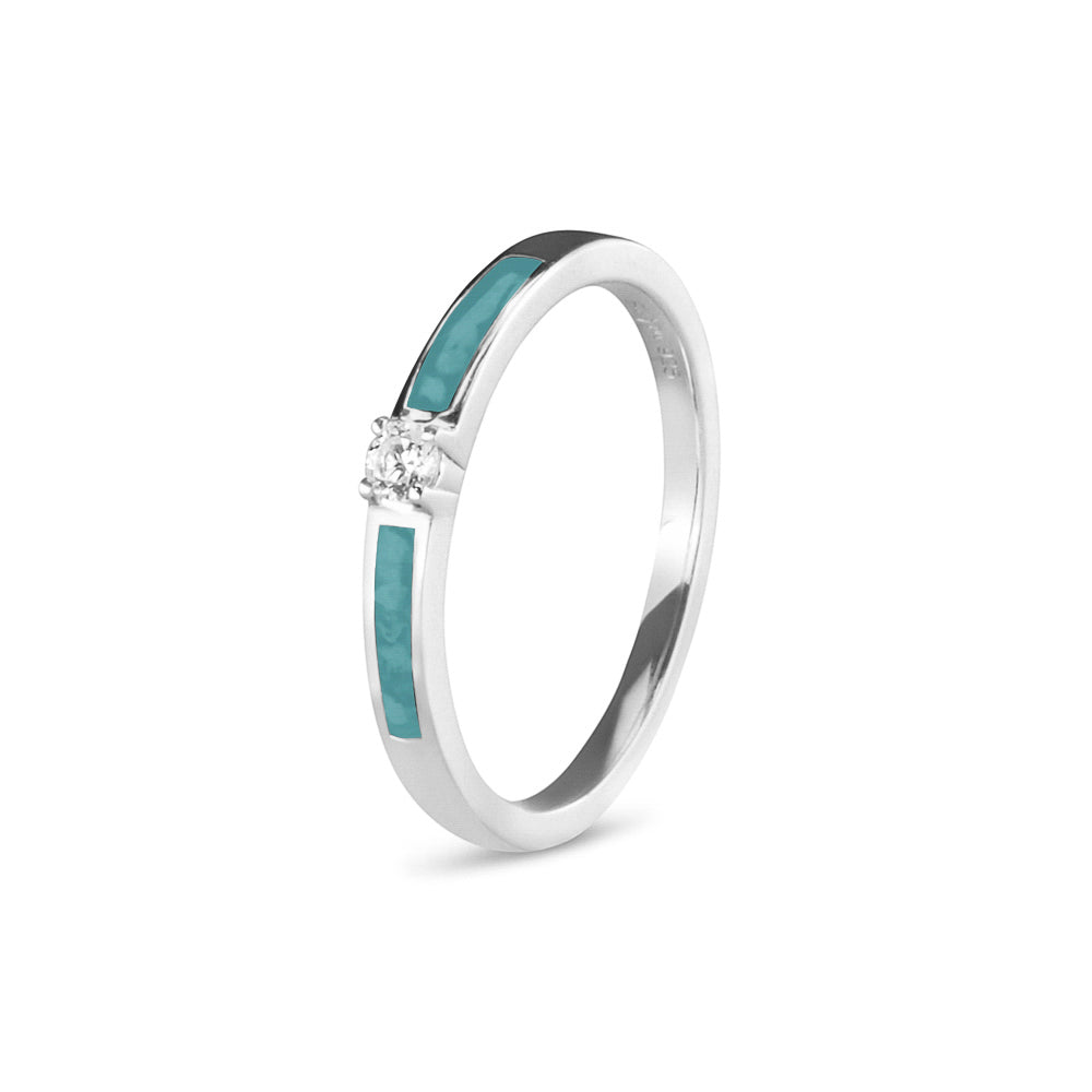 Gedenksieraad, ring 3 mm met (zirkonia of diamant), geflankeerd door twee compartimenten waar zichtbaar as of haar  in verwerkt wordt. Aqua