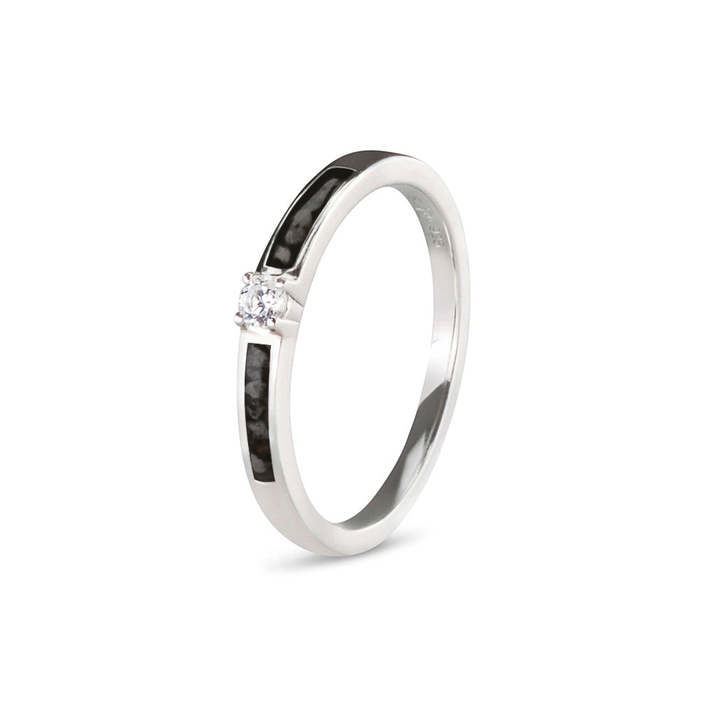 Gedenksieraad, ring 3 mm met (zirkonia of diamant), geflankeerd door twee compartimenten waar zichtbaar as of haar  in verwerkt wordt. Black