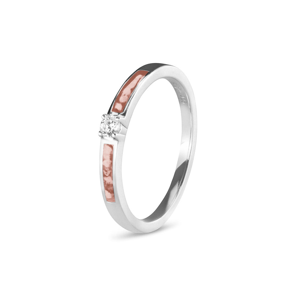 Gedenksieraad, ring 3 mm met (zirkonia of diamant), geflankeerd door twee compartimenten waar zichtbaar as of haar  in verwerkt wordt. Blush